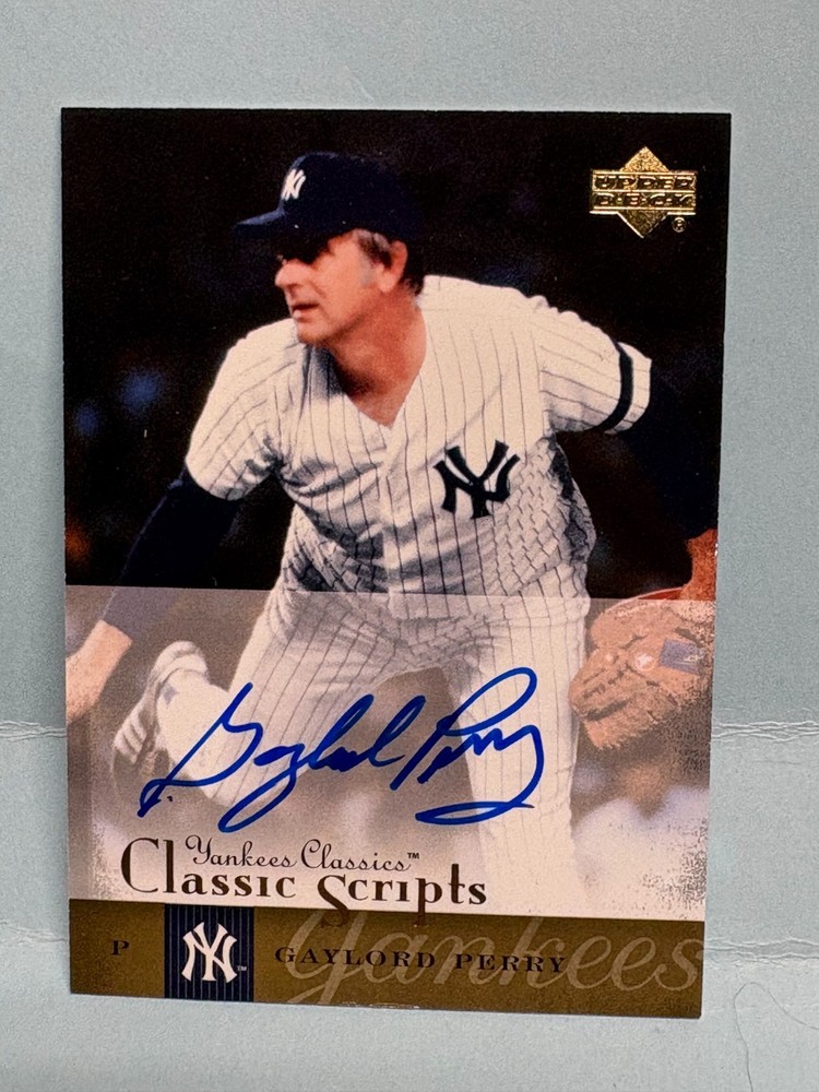 JA4527 2004 Upper Deck Yankees Classics Gaylord Perry Classic Scripts Auto