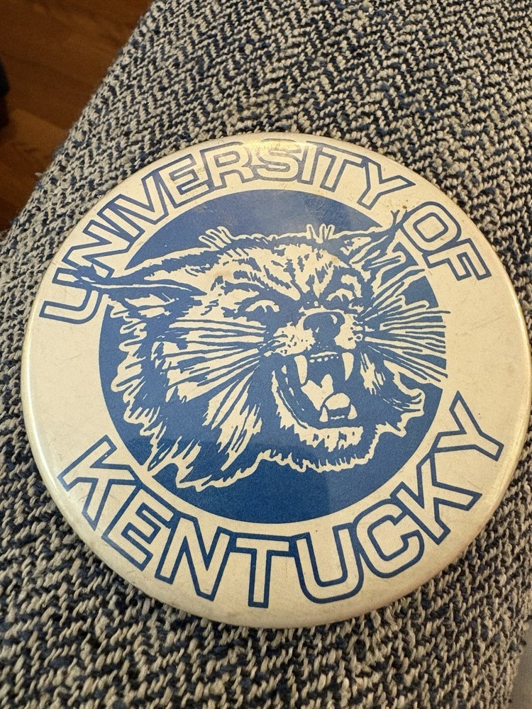 VINTAGE AMERICAN LOGO PRODUCTS TEAM SOUVENIR BUTTON KENTUCKY WILDCATS USED