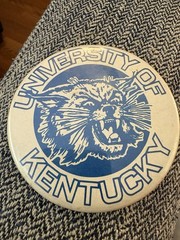 VINTAGE AMERICAN LOGO PRODUCTS TEAM SOUVENIR BUTTON KENTUCKY WILDCATS USED