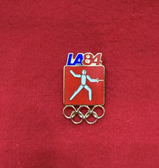 *VINTAGE* 1984 LOS ANGELES OLYMPICS PIN LA 84 Logo FENCING Pictogram 1.25&Prime;x0.75&Prime;