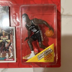 1993 Starting Lineup Sean Elliott Spurs Figure w/ 2 Topps Cards – New Sealed