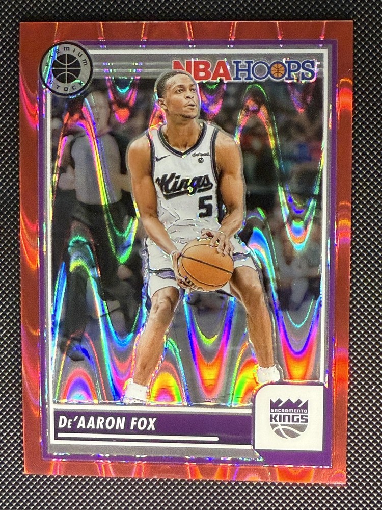 2023-24 Hoops Premium Stock #199 De&rsquo;Aaron Fox Red Seismic Prizm