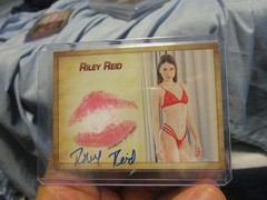 COLLECTORS EXPO RILEY REID RED LINGERIE AUTO/KISS CARD – READ