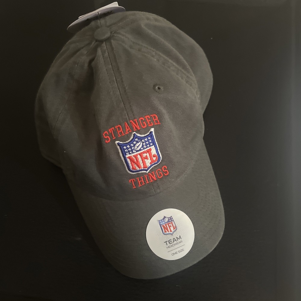 New NFL x Stranger Things « Team Headwear » Baseball Cap Hat – Charcoal Grey