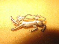 RARE OLD 1974 BRITISH LIONS RUGBY UNION PLAYERS BIRUT METAL BROOCH PIN BADGE