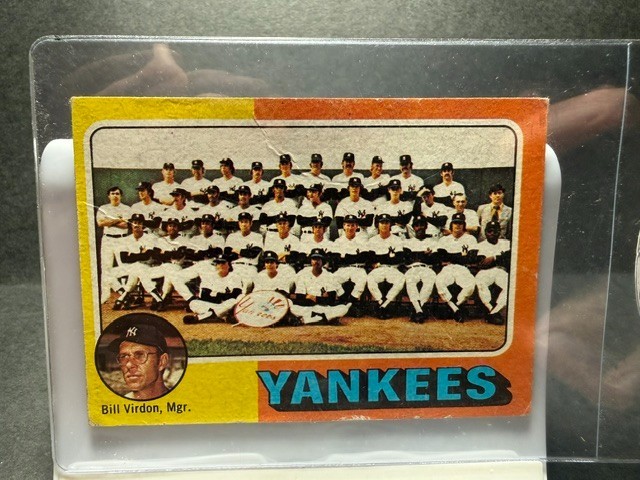 1975 Topps Baseball #611 New York Yankees Team Card w/ Bill Virdon, Mgr.