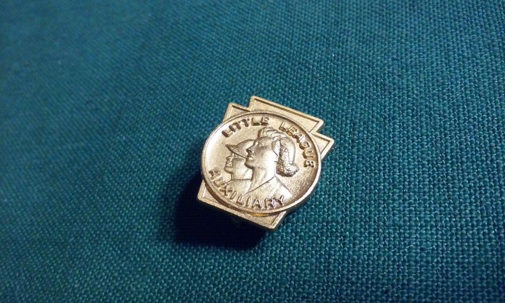 Little League Auxiliary Vintage Brooch Type Lapel Pin Gold-Tone Metal 3/4&Prime; Tall