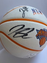 2026 NEW YORK KNICKS TEAM SIGNED LOGO BASKETBALL OG ANUNOBY KAT HART BRIDGES JSA