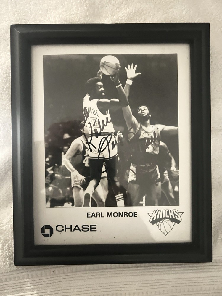 New York Knicks Earl Monroe 10&Prime; by 12&Prime; Autograph Signed Picture