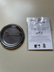 NY YANKEES 2004 MEDALLION AND BERNIE WILLIAMS PIN