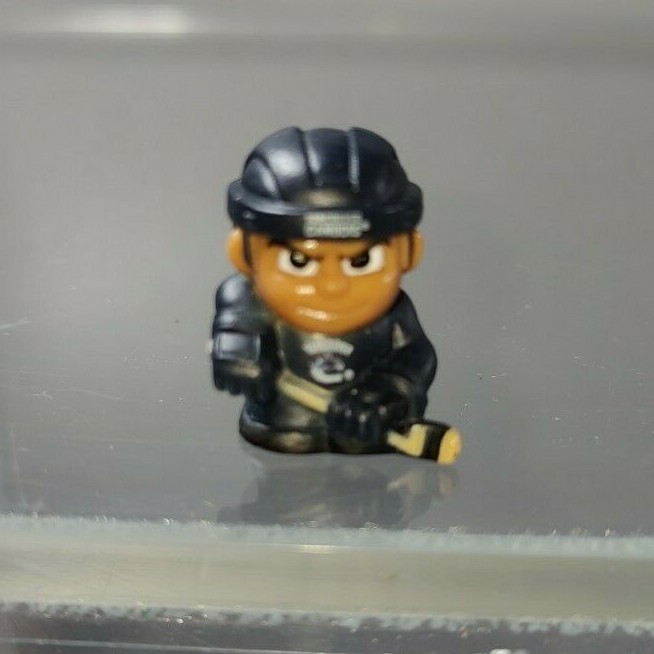 RARE 1&Prime; TALL VANCOUVER CANUCKS NHL SERIES 1 TEENYMATES HOCKEY FIGURE