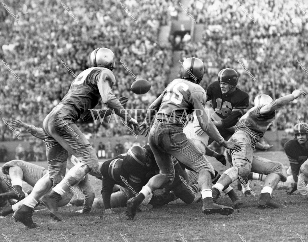 DF930 Frank Gifford USC Trojans vs UCLA Bruins 1951 8×10 11x1416x20 24×36 Photo