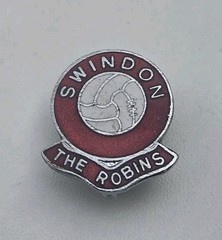 SWINDON TOWN VINTAGE GOMM BALL PIN BADGE RARE