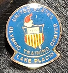 VINTAGE 1980 LAKE PLACID WINTER OLYMPICS TC TEAM USA COLLECTIBLE PINBACK PIN BLU