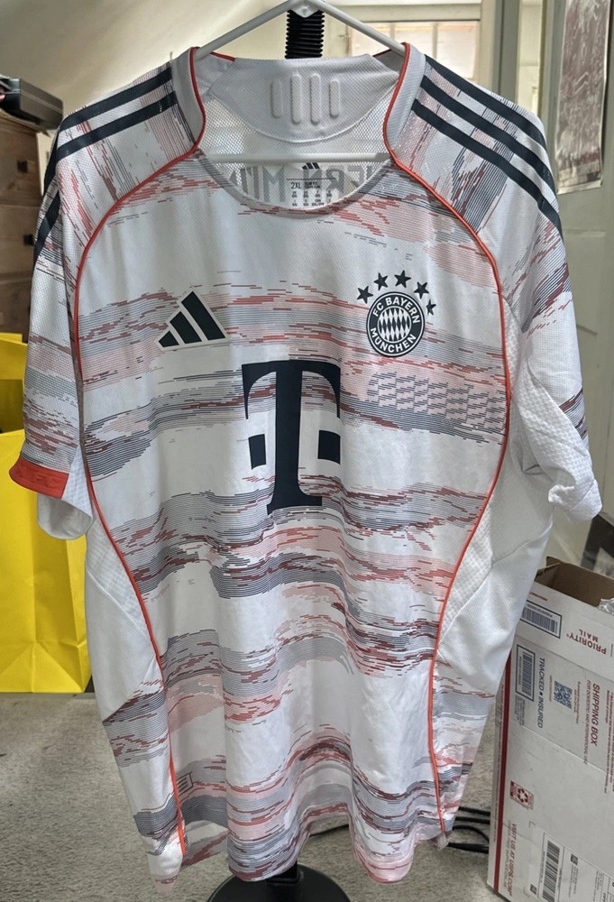 Adidas Authentic 25/26 FC Bayern Munich Away Jersey Size 2XL ￼