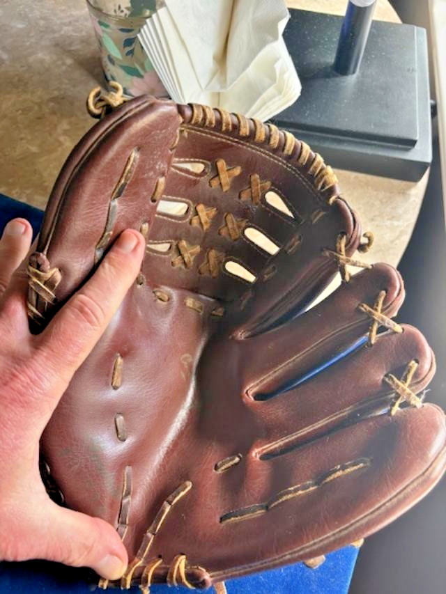 VTG Goodwin Cookie Rojas (Phillies/Royals) 11” Baseball Glove – RHT – 11&Prime;