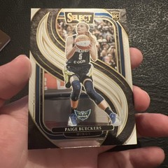 2025 Panini Select WNBA – Premier Level Paige Bueckers #118 (RC)