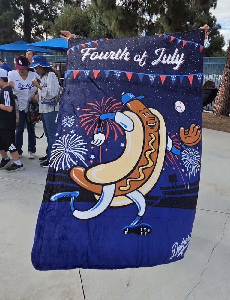 DODGERS PICNIC DODGER DOG 🌭 SGA BLANKET NEW 7/4/2026