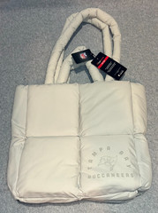 Buccaneers Quilted Tote Bag NFL Tampa Bay Sand Puff NWT 13.5 in. x 12.2 in x 4.3