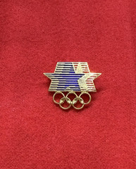 *VINTAGE* 1984 LOS ANGELES OLYMPICS PIN Stars Logo & Olympic Rings (medium size)