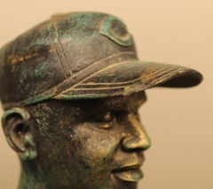 2003 KEN GRIFFEY JR CLASSIC PORTRAIT BUST, FIGURE 8 3/4&Prime; TALL – DAMAGED (READ)