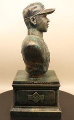 2003 KEN GRIFFEY JR CLASSIC PORTRAIT BUST, FIGURE 8 3/4&Prime; TALL – DAMAGED (READ)