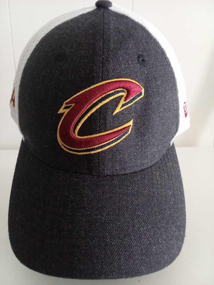 medium/ large New era cleaveland cavs fitted elastic cap