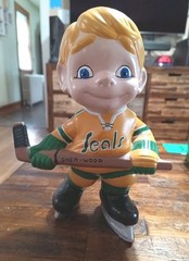 Vintage 1970s 10 inch tall ceramic California Golden Seals hockey player See…