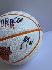 2026 NEW YORK KNICKS TEAM SIGNED LOGO BASKETBALL OG ANUNOBY KAT HART BRIDGES JSA