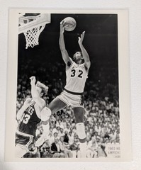 Undated press photo – Earvin Magic Johnson vs Larry Bird – LA Lakers – 8×10