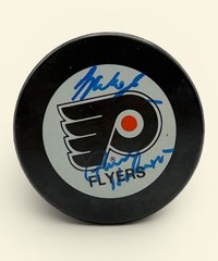 Philadelphia Flyers Hockey Puck Unknown Autograph Blue Ink Signed NHL