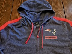 NEW ENGLAND PATRIOTS LOGO ATHLETIC NAVY AND RED HOODIE IN MENS SIZE XL