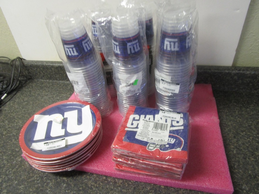 New York Giants Party Pack – (150) Plastic Cups (48) Paper Plates (96) Napkins
