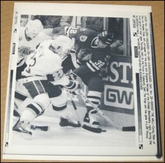 11/20/1992 Wire Photo Corey Millen Stephane Matteau LA Kings Chicago Blackhawks