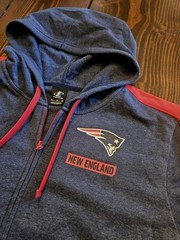 NEW ENGLAND PATRIOTS LOGO ATHLETIC NAVY AND RED HOODIE IN MENS SIZE XL