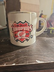 2002 DETROIT RED WINGS STANLEY CUP CHAMPIONS MUG 3 3/4&Prime; TALL