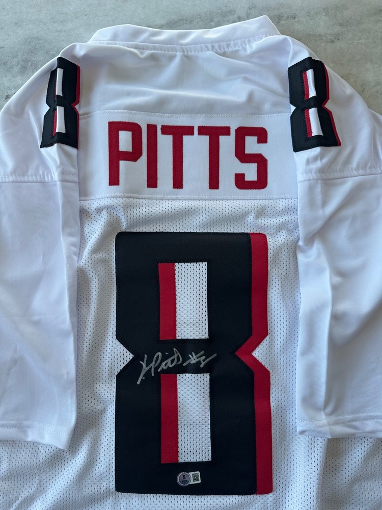 Autographed Kyle Pitts Atlanta Falcons jersey with Beckett Witness Authenticatio
