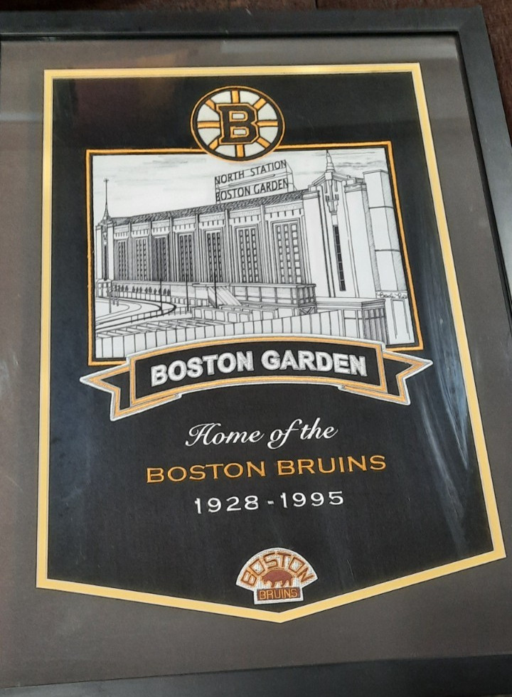 EMBROIDERED WOOL BLEND FELT BANNER OF BOSTON BRUINS 1928-1995 26&Prime; X 20&Prime;