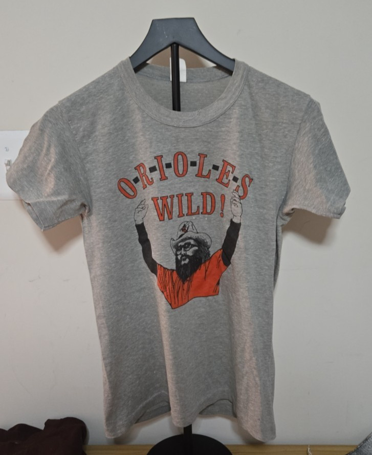 RARE VINTAGE FUNKY ORIOLES WILD BILL HAGY DESIGN PAPER THIN THREADBARE T-SHIRT