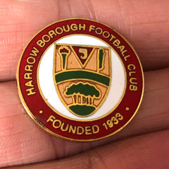 NON LEAGUE OLD HARROW BOROUGH F.C. ROUND CREST ENAMEL PIN BADGE